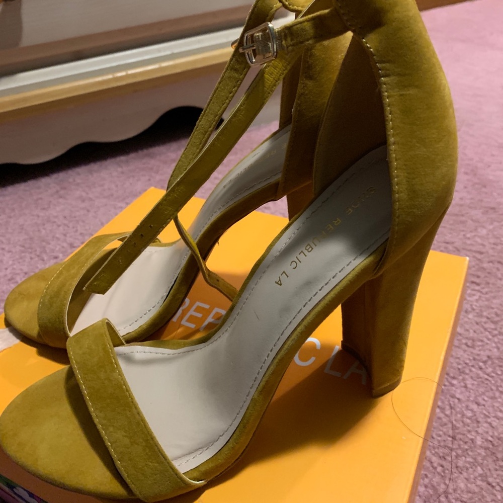 Yellow heels - Picture 2 of 3